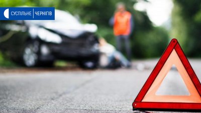 Біля села Талалаївка знайшли тіло чоловіка, затиснуте в автівці