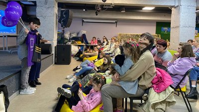 У Вінниці організували безкоштовні вечори кіно та мультиків для переселенців під смаколики У Вінниці організували безкоштовні вечори кіно та мультиків для переселенців під смаколики