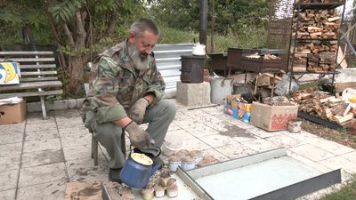 Харківський архітектор виготовляє окопні свічки для передової Харківський архітектор виготовляє окопні свічки для передової