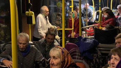 На Львівщину евакуаційним потягом доправили 20 людей похилого віку