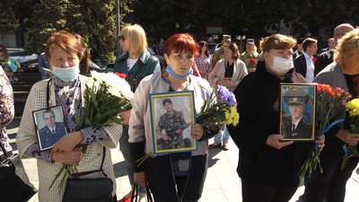 У Житомирі в День Героїв вшанували пам'ять загиблих воїнів У Житомирі в День Героїв вшанували пам'ять загиблих воїнів
