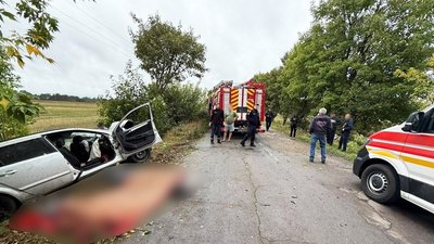 Врізались у дерево: загинули двоє людей у ДТП на Рівненщині