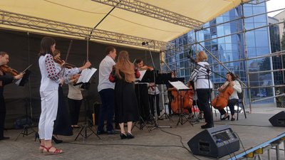 У Тернополі на шести локаціях одночасно виконували "Мелодію" Мирослава Скорика У Тернополі на шести локаціях одночасно виконували "Мелодію" Мирослава Скорика