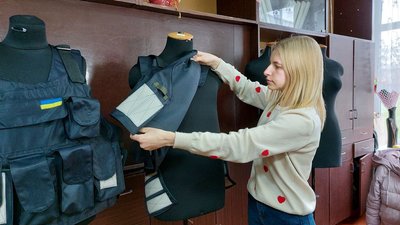 Працівниці ліцею на Черкащині шиють бронежилети Працівниці ліцею на Черкащині шиють бронежилети