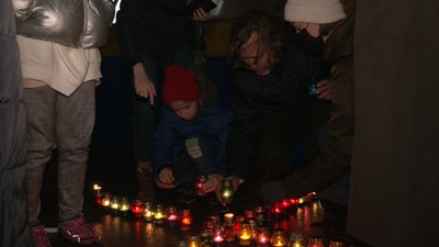 У вікнах Харківської ОДА запалили свічки в пам'ять про жертв голодоморів У вікнах Харківської ОДА запалили свічки в пам'ять про жертв голодоморів
