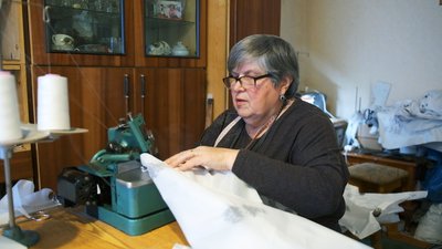 Для снайперів та розвідників: вінничанка шиє маскувальні костюми Для снайперів та розвідників: вінничанка шиє маскувальні костюми
