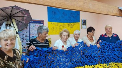Прапор із синьо-жовтих стрічок сплели черкаські волонтери для бійців на сході