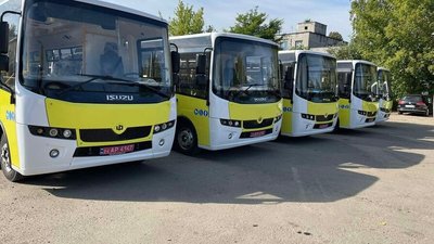 Автобуси припарковані в атобусному депо