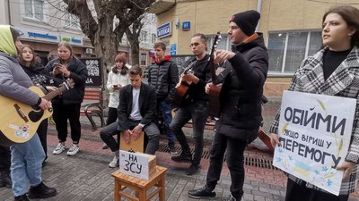 Луцькі студенти збирають гроші ЗСУ з допомогою обіймів Луцькі студенти збирають гроші ЗСУ з допомогою обіймів