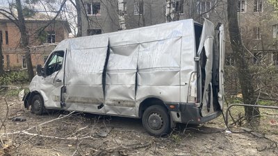 Пошкоджена автівка у центрі Харкова після ударів РФ, 7 квітня 2024 року Пошкоджена автівка у центрі Харкова після ударів РФ, 7 квітня 2024 року