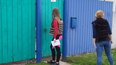 Розвозять пошту під вибухами. Як дівчата-поштарки працюють на кордоні з Росією