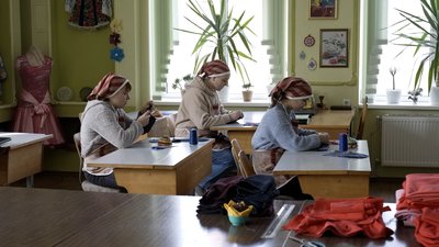 Учні спеціальної школи з Вінниччини виготовляють окопні свічки для оборонців Учні спеціальної школи з Вінниччини виготовляють окопні свічки для оборонців