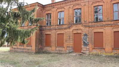 Викрадену на Волині скульптуру з приміщення колишньої гімназії повернули на місце
