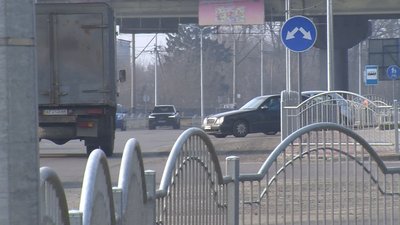 Водії у Луцьку просять прибрати паркан біля дороги. Що каже влада та поліція Водії у Луцьку просять прибрати паркан біля дороги. Що каже влада та поліція