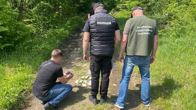 "Намагався перетнути кордон". На Закарпатті жителя Дніпра підозрюють у спробі підкупу прикордонника "Намагався перетнути кордон". На Закарпатті жителя Дніпра підозрюють у спробі підкупу прикордонника
