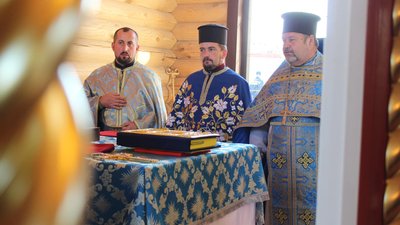 Праворуч настоятель Олег Оніка Праворуч настоятель Олег Оніка