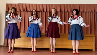 Колектив народного ансамблю "Чарівниця" 