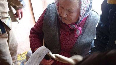 На Харківщині бабуся впала до льоху — рятувальники витягли її на мотузках На Харківщині бабуся впала до льоху — рятувальники витягли її на мотузках