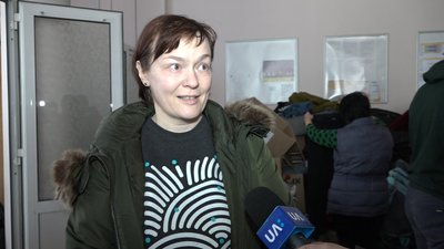 У Житомирі кілька тисяч людей отримали допомогу у гуманітарному штабі при міському палаці культури У Житомирі кілька тисяч людей отримали допомогу у гуманітарному штабі при міському палаці культури