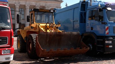 Пожежну машину, автобуси і сміттєвози — до Чернігова привезли техніку з Європи Пожежну машину, автобуси і сміттєвози — до Чернігова привезли техніку з Європи