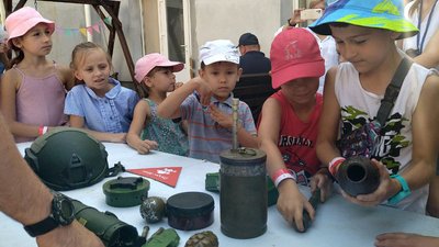 У Луцьку сапери навчали дітей розрізняти вибухонебезпечні предмети