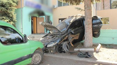 На Сумщині водій легковика в'їхав у чотири автівки та потрапив до реанімації