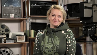 Ірма Вітовська презентувала у Житомирі стрічку "Коза Ностра. Мама їде" Ірма Вітовська презентувала у Житомирі стрічку "Коза Ностра. Мама їде"