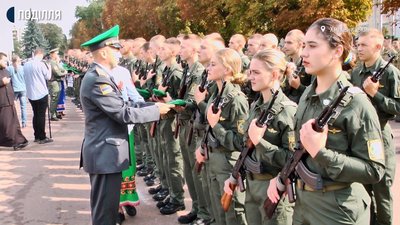 Після присяги відбулася церемонія вручення курсантам-першокурсникам беретів.