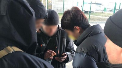 Через кордон на Буковині хотіли перевезти дітей від сурогатних матерів: іноземцям оголосили підозру