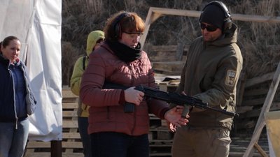 "Ці вміння та знання стануть у пригоді". Вінничан навчали стріляти та надавати медичну допомогу "Ці вміння та знання стануть у пригоді". Вінничан навчали стріляти та надавати медичну допомогу