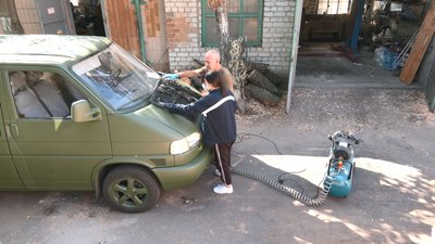Студентка пофарбувала понад сто автівок для фронту Студентка пофарбувала понад сто автівок для фронту