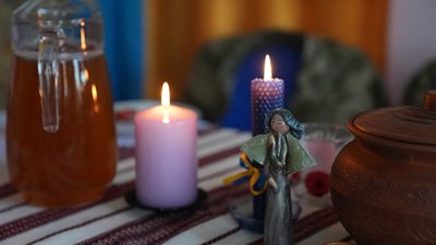 Різдвяний стіл для загиблих військовослужбовців у сумській публічній бібліотеці