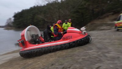 Човен на повітряній подушці та снігоболотохід: чернігівські рятувальники провели навчання на льоду