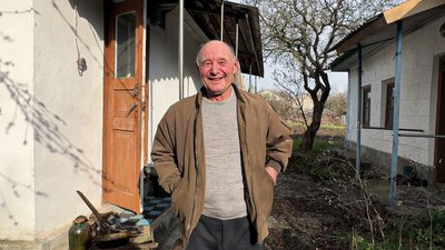 Чоловіку із Харцизька, який евакуювався з Чернігівщини на Кіровоградщину, подарували новий автомобіль