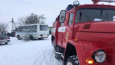 Зі снігового замету на Волині дістали черговий шкільний автобус