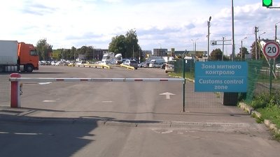 За зловживання службовим становищем судитимуть працівницю волинської митниці