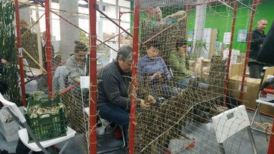 "Це ювелірна робота": у Полтаві волонтери створюють маскувальні костюми для військових "Це ювелірна робота": у Полтаві волонтери створюють маскувальні костюми для військових