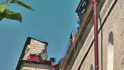 Пошкоджену ділянку даху накрили гідробар’єром. Пошкоджену ділянку даху накрили гідробар’єром.