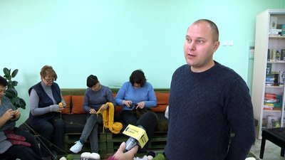 Запит на шкарпетки отримують постійно: житомирські волонтерки в'яжуть для українських військових Запит на шкарпетки отримують постійно: житомирські волонтерки в'яжуть для українських військових