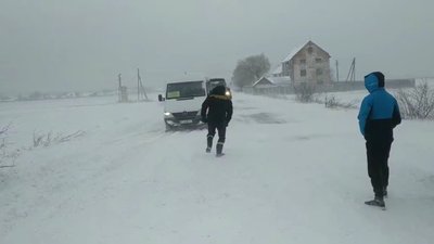 На Прикарпатті пасажирський автобус з'їхав у кювет. Рятувальники надали допомогу На Прикарпатті пасажирський автобус з'їхав у кювет. Рятувальники надали допомогу
