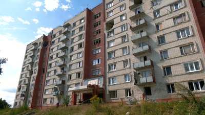 "Літо минуло, а ми сидимо у розвалинах": на Бобровиці в Чернігові відбудують обстріляний гуртожиток