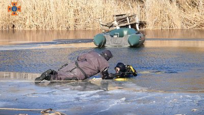 У Запоріжжі залишки ракети підняли з дна озера У Запоріжжі залишки ракети підняли з дна озера