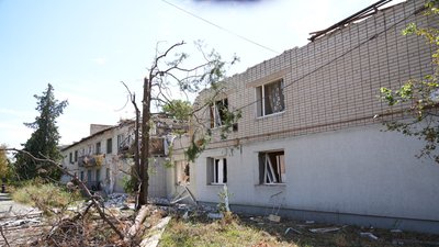 Васильківка, Розбитий російськими атаками будинок, мародери, прифронт