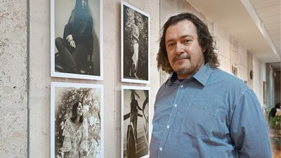 У Миколаєві першого березня відбулося відкриття виставки жіночих портретів "Перший день весни". Світлини зробив фотограф Павло Деменський. Виставка триватиме до 29 березня у Центральній міській бібліотеці імені Марка Кропивницького. У Миколаєві першого березня відбулося відкриття виставки жіночих портретів "Перший день весни". Світлини зробив фотограф Павло Деменський. Виставка триватиме до 29 березня у Центральній міській бібліотеці імені Марка Кропивницького.