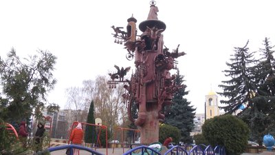 Металева композиція "Сад" до ремонту. Фото: Суспільне Поділля. Металева композиція "Сад" до ремонту. Фото: Суспільне Поділля.