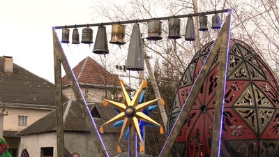 У Голині на Франківщині виконали "Щедрик" на карильйоні з гільз У Голині на Франківщині виконали "Щедрик" на карильйоні з гільз