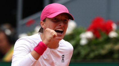Іга Швьонтек святкує перемогу на турнірі WTA 1000 в іспанському Мадриді.