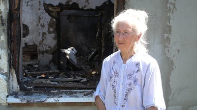 Жінка залишилась без житла через російські обстріли у селищі Малокатеринівка на Запоріжжі