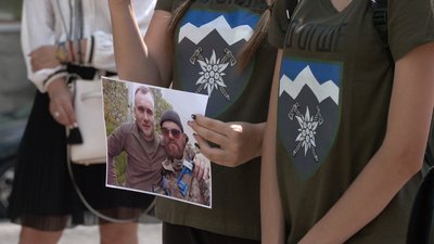 У Чернівцях рідні зниклих безвісти та полонених військових провели мирну акцію У Чернівцях рідні зниклих безвісти та полонених військових провели мирну акцію