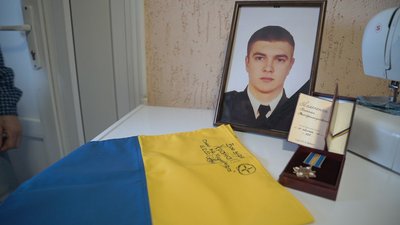 "Війна торкнулася нас дуже близько": кікімори для снайперів плете багатодітна родина з Вінниччини "Війна торкнулася нас дуже близько": кікімори для снайперів плете багатодітна родина з Вінниччини